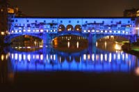 Brücke Ponte Vecchio in Florenz, Italien, blau erleuchtet