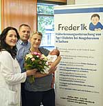 Klinikdirektorin Prof. Pauline Wimberger mit Emilias stolzen Eltern