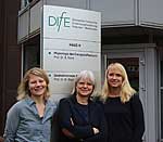 (v.l.n.r.) Dr. Sara Schumann, Prof. Dr. Susanne Klaus, Karolin Weitkunat (v.l.n.r.) Dr. Sara Schumann, Prof. Dr. Susanne Klaus, Karolin Weitkunat