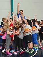 Kinder der SMS-Initiative beim Basketball-Training mit den ART Giants Düsseldorf.
