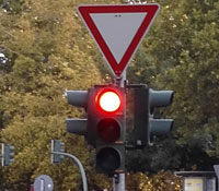 An einer roten Ampel und bei laufendem Motor mal eben den Blutzuckermessen ist rechtswidrig