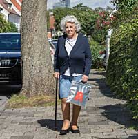 Seniorin mit Kühltasche aus der Apotheke.