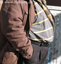 Mann mit dickem Bauch.